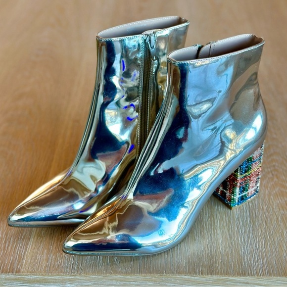 Betsy Johnson Kassie silver ankle boots, sparkle beaded plaid heel Size 8 - Picture 1 of 3